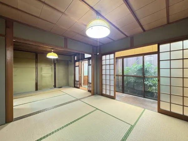 一階和室(約4.5帖＋約2帖)、和室が隣接していますので、扉を開放して広くご利用いただけます。