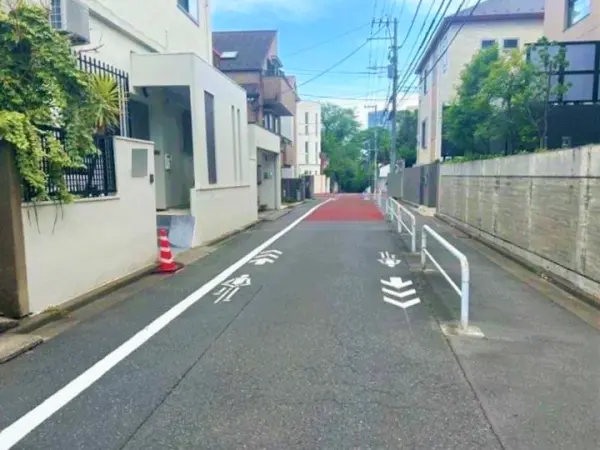 宅地部分と前面道路に距離があり、プライバシー性を重視する方におすすめです。