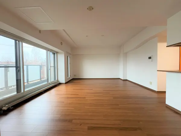 約16.7帖の洋室で、南東側に窓があり一日中陽が入ります!