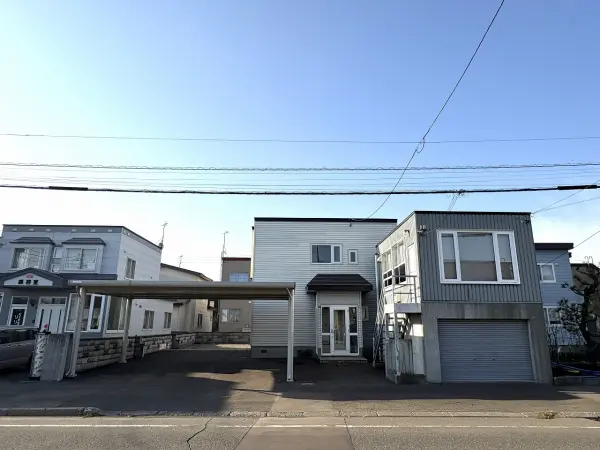 敷地面積約92坪の広々としたにつき5台分以上の駐車スペースを確保!詳細は現地にてご確認ください。