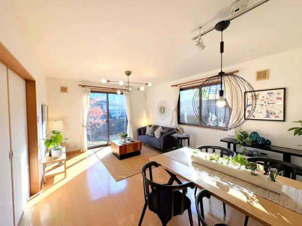 LDKは約16.0帖。南西二面採光です。隣接する和室8.0帖と一体利用が可能な間取りとなっています。