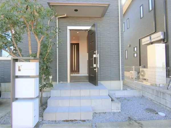 軽量鉄骨造瓦スレートぶき2階建