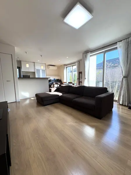 LDKは約19.0帖で、南側の窓から自然光がたっぷり入り、日中明るくお過ごしいただけます。