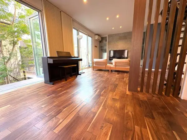 LDKは広々とした約28.0帖です。床材はアカシアの無垢材を使用した、おしゃれなフロアです。