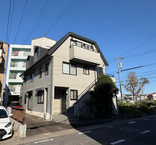 南東前面道路の幅員は約9.0mとゆとりがあります。車の入出庫もスムーズに行えそうです。