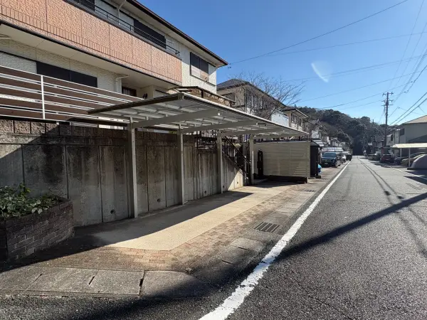 敷地と前面道路との高低差はほとんどなく、前面道路の幅員は南西側・北西側ともに約6.0mあります。