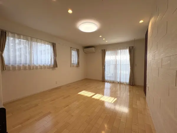 2階LDKは約13帖。掃き出し窓から陽光たっぷり。風の通りも良くとても心地よい空間になります。