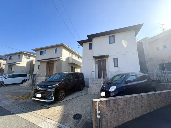 駐車スペース2台分確保(車種による)。敷地と前面道路との高低差はほとんどありません。