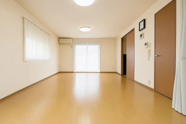 (1階LDK)南西側の窓から、陽光がたっぷり降り注ぎます。※AIホームステージングで加工