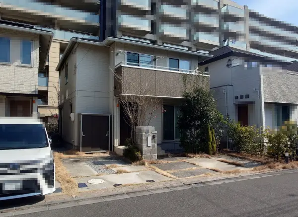 教育・買い物施設などが徒歩9分圏内に揃います！2台駐車可能(車種による)。