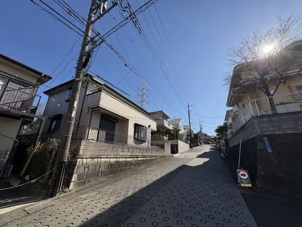 1996年9月築。軽量鉄骨造2階建。