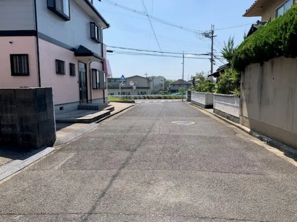 前面道路幅員は北側約5.5ｍ、南西側は広々約8.1ｍです。
お問い合わせお待ちしております。