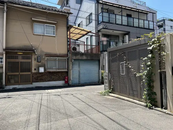 建築条件なし売土地！西・南・東の三方が道路に接しているため日当たり、通風良好な土地です。