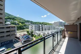 物干し金物付きのバルコニー。南西向きのため、洗濯物も気持ちよく乾きそうです。