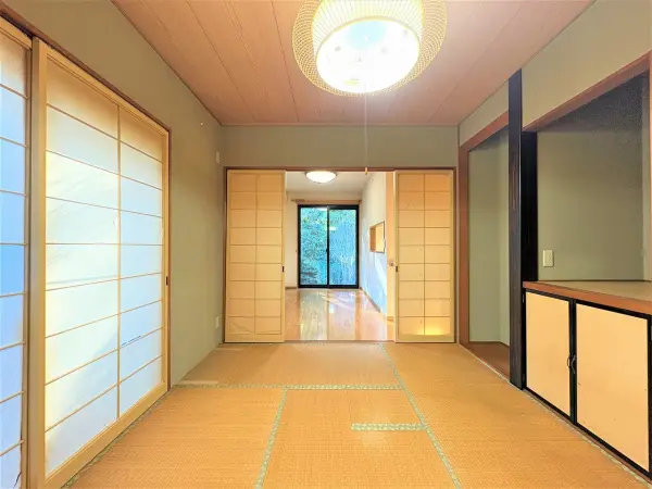 （1階和室約6.0帖）水屋、板の間、仏間、床の間、押入が設けられています。