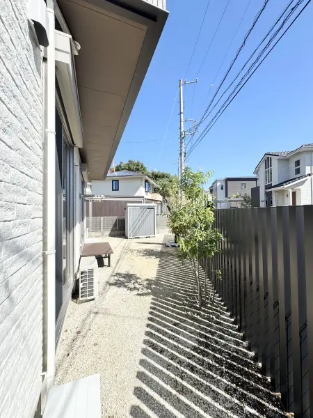 広々お庭。目隠しフェンスがあり南側道路からの視線を遮ります。