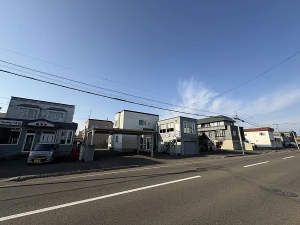 前面道路を含めた外観です。