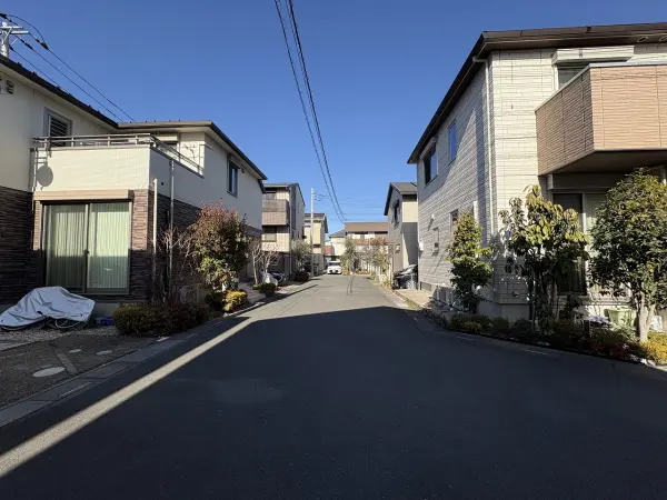 現地前面道路：お車の出し入れもスムーズにできそうです。