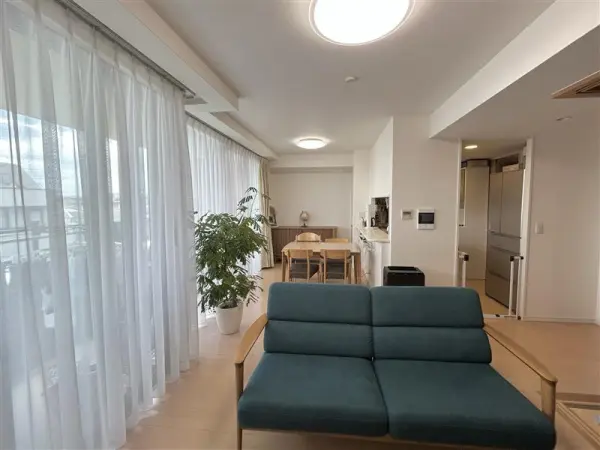 南向きのバルコニーに面しており陽光をたくさん取り込む住まい！ご家族皆様でゆっくりお寛ぎ頂けます。