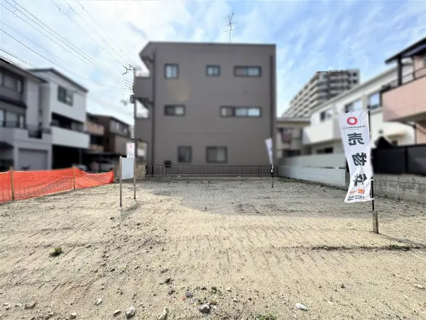 右横側から
周辺環境と併せて、ぜひ一度実際に現地をご見学ください。