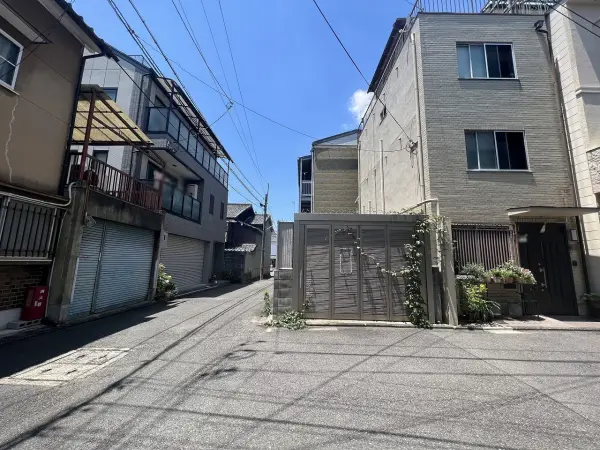 建築条件なし売土地！西・南・東の三方が道路に接しているため日当たり、通風良好な土地です。