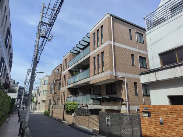 周辺には買い物施設や飲食店が充実しており、暮らしやすさを実感できる利便性の良い住環境です。