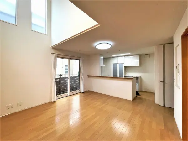 （LDK約15.5帖）一部上部は吹抜けで、開放感がございます。LD部分に床暖房が設置されています。