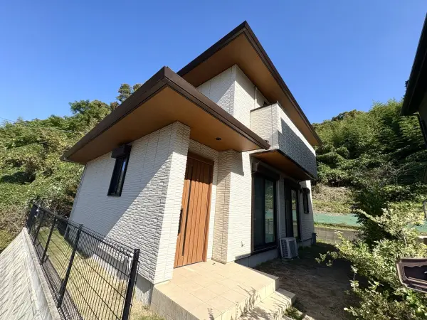 2階南東側にバルコニーがあり、洗濯物も気持ちよく乾かせそうです。