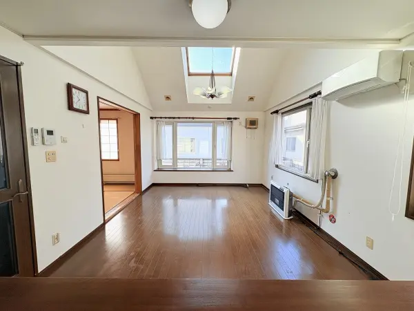 南・西および天窓から採光が入る明るいリビングダイニングです!