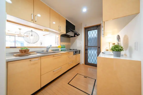 三口コンロ搭載の対面式システムキッチンです。ご家族との会話を楽しみながらお料理していただけます。