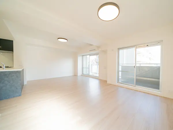 約19.4帖の広々としたLDKは、2方がバルコニーに面しており、陽光がたっぷり差し込みます。