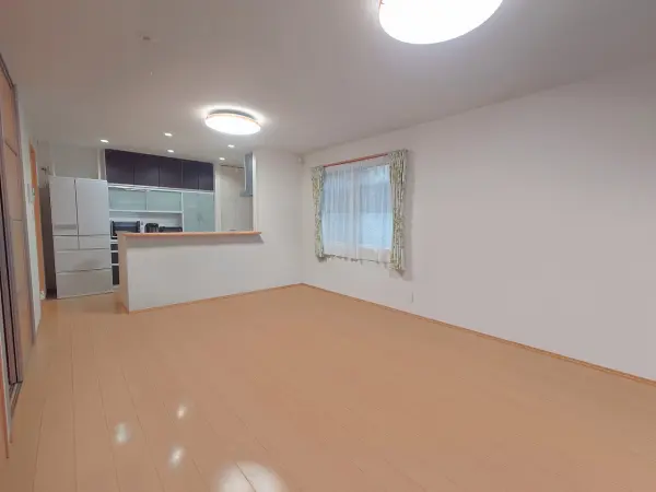 生活のメインスペースとなるLDKは16.0帖！2面採光が確保されており日当たり・通風良好です。