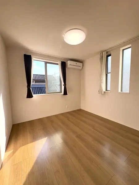 洋室は全て、南側に窓が設けられているため明るく、収納完備でお部を広くお使いいただけます。