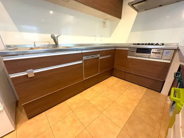 動線が短く手早く作業できる、食器洗い乾燥機・三口コンロ搭載のL字システムキッチンです。