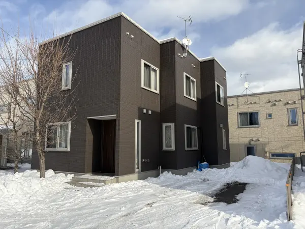 シックな色合いの外観が特徴的です。