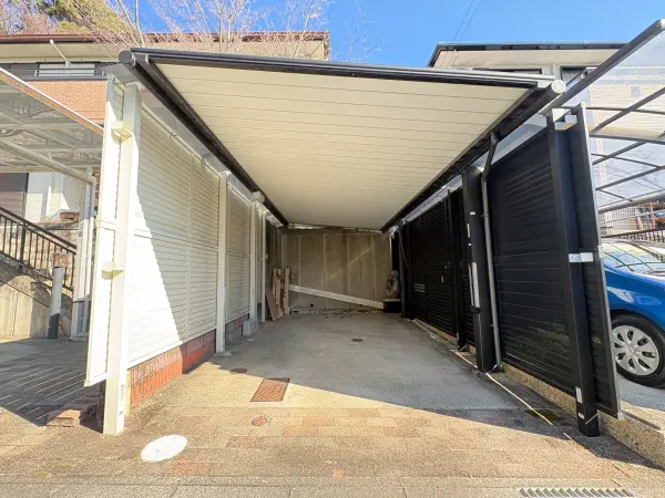 敷地内のカーポートに、合計3台駐車できます(車種による)。来客時にも重宝しそうです。