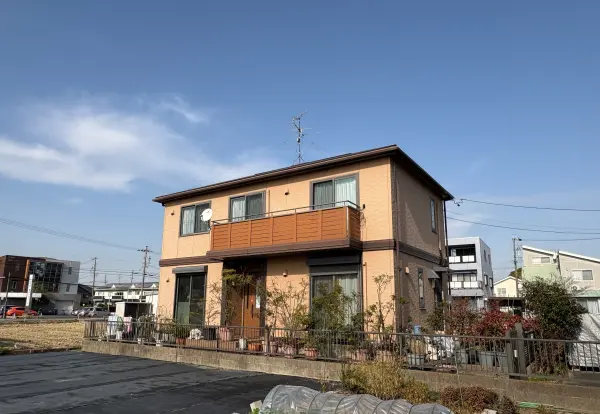 静かな住宅街に位置します。