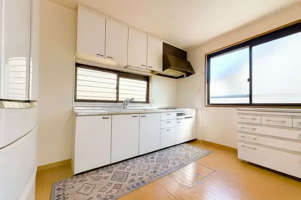 (1階キッチン)空間全体を有効にご活用いただける、壁付けタイプ。※AIホームステージングで加工