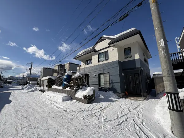 前面道路は見通しが良く平坦な道路です。