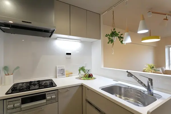 動線が短く、手早く作業できるL字キッチン。コーナー部分にはスパイスや調味料を沢山置いて頂けます。