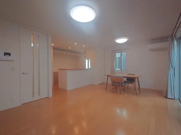 明るく開放感のあるLDKは約17.5帖！ご家族やゲスト皆様で、ゆったりとお過ごしいただけます。