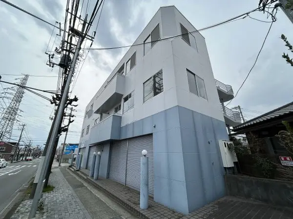 ジュネス・イズミ