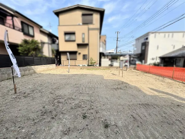 左側横から
現況更地につき、設計プランが決まり次第、スムーズに建築を開始していただけます。