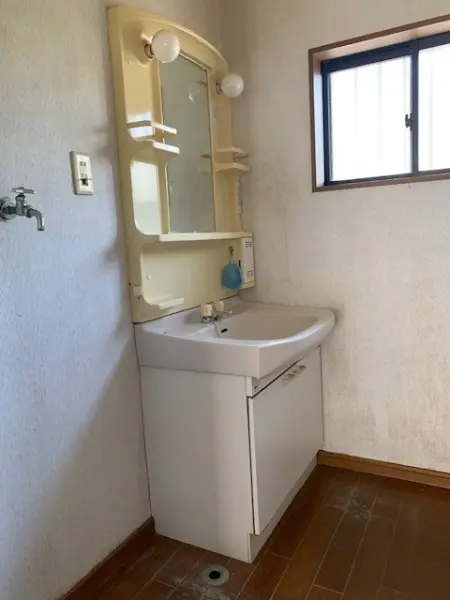 LDKより出入りいただける洗面室です。
1階に水回りが集約された間取り設計となっております。