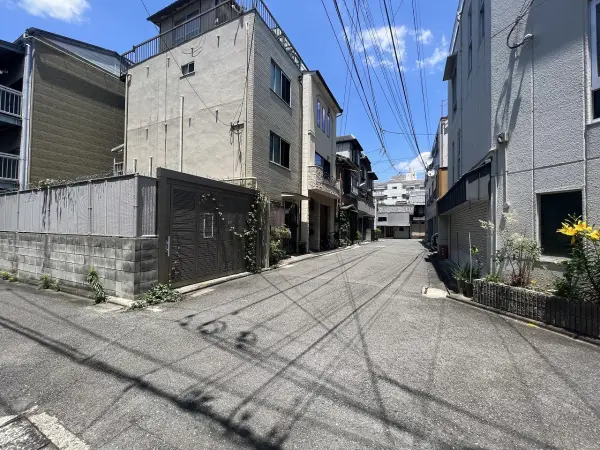 建築条件なし売土地！西・南・東の三方が道路に接しているため日当たり、通風良好な土地です。