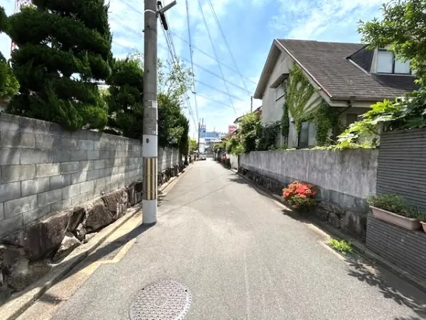 前面道路はアスファルト舗装されており、自転車などでもスムーズに通行できそうです。