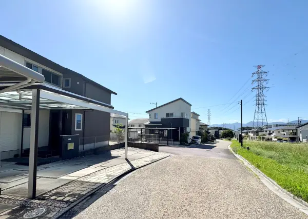 北側前面道路方向に広場があり開放的な街並みです。
