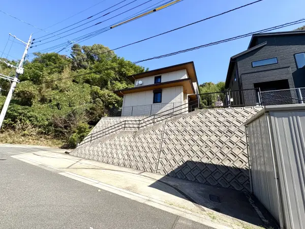 物件北東・北西側には建物がありません。木々が豊富に植えられており、自然を身近に感じることが可能。