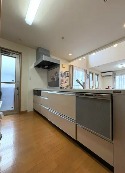 ゴミ出しや荷物の搬出入に配慮した勝手口付。日々の家事動線もスムーズになりますね。