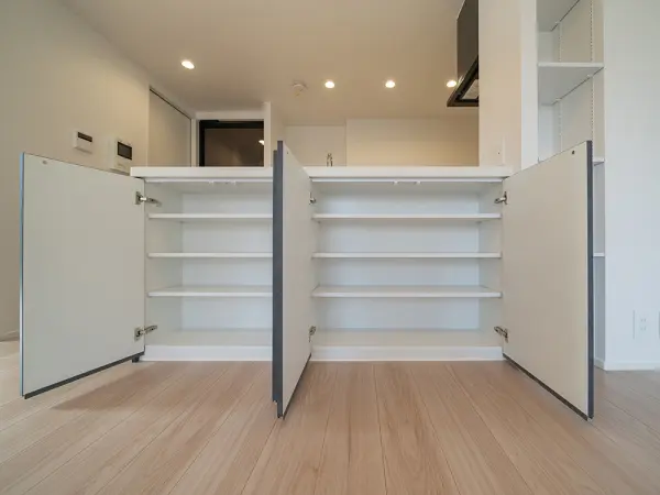 キッチン前面部分に扉付きの収納が備わっています。食器やカトラリーなどを収納できます。